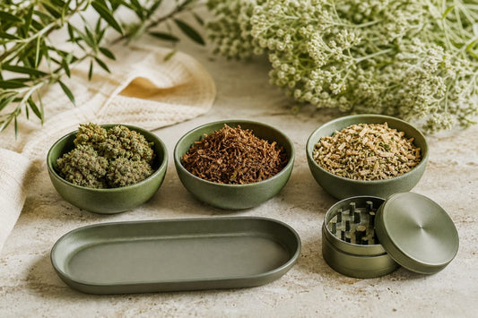 Getrennt bereitliegende CBD Blüten, Tabak und nikotinfreier Tabakersatz