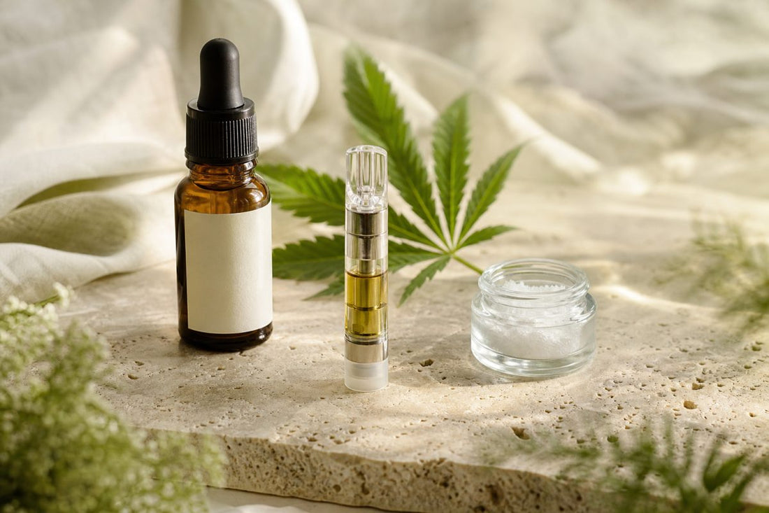 Neutrale Darstellung von CBD Öl, Kartusche und CBD Kristallen als Vergleich von Vollspektrum, Breitspektrum und Isolat.